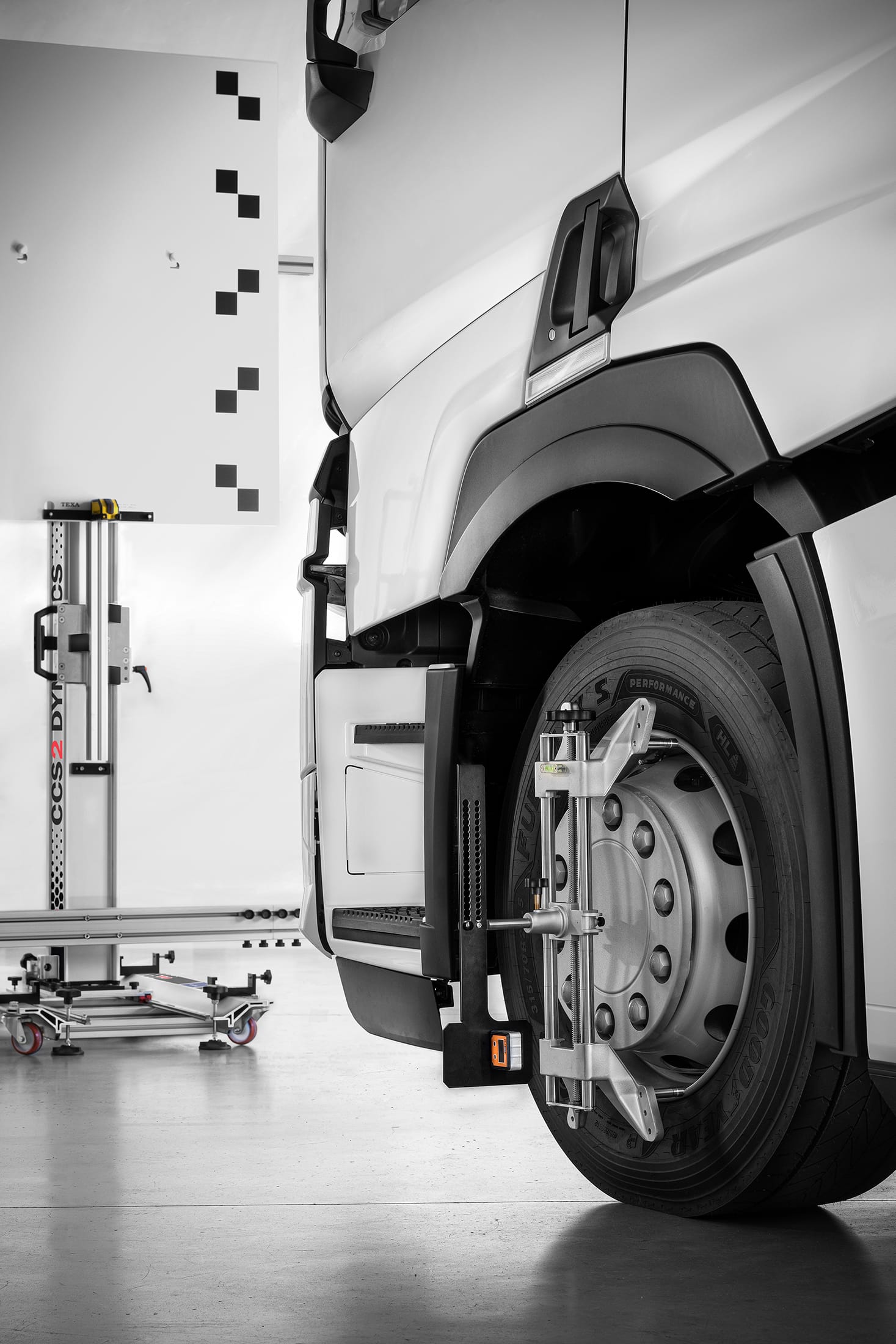 Zdjęcie miniatura produktu CCS 2 Dynamics Truck - mobilny zestaw do kalibracji kamer dla sam. ciężar.Zawiera uchwyty na felgę 12"-28"